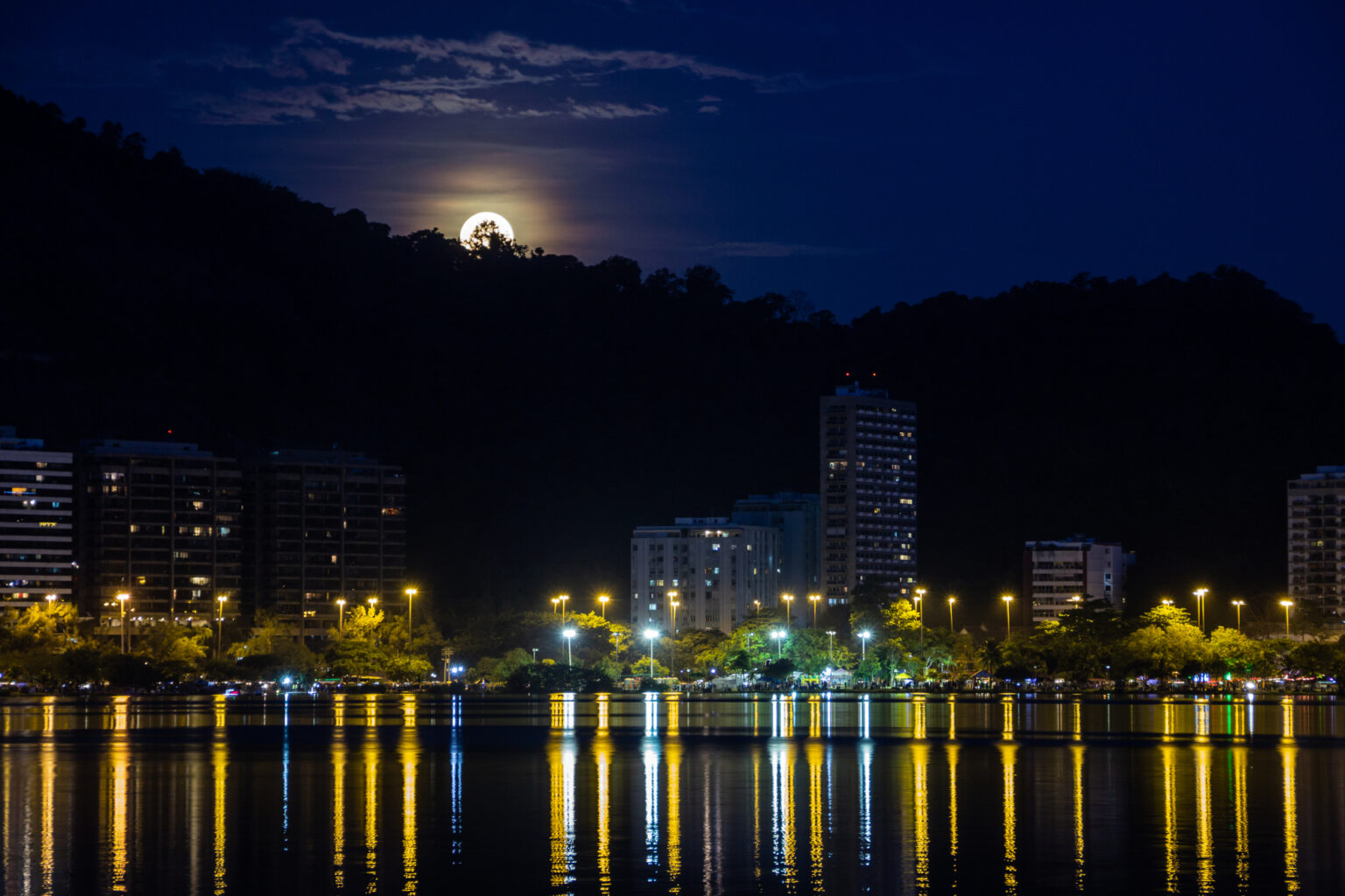 born of the full moon, in Lagoon Rodrigo de freitas in rio de janeiro Brazil